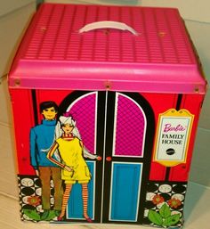 Family House my ass. It consisted of three "rooms" and just enough space for two dolls. 